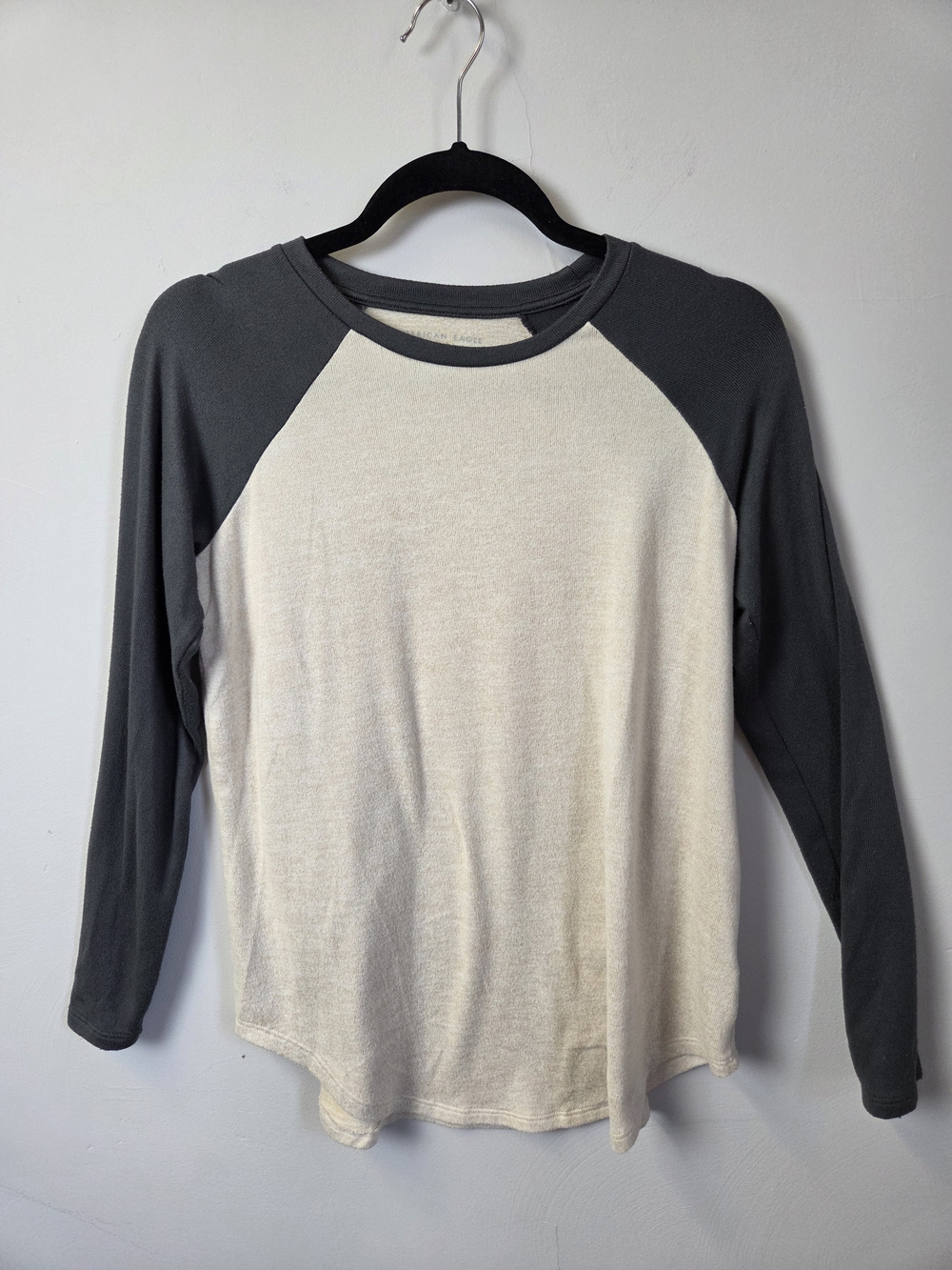 American Eagle Outfitters Cream and Gray Raglan Crewneck Sweater